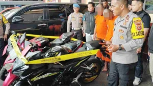 Nekat! Pria di Jember Coba Beli Motor Sport Pakai Uang Mainan, Nyaris Dikeroyok Warga