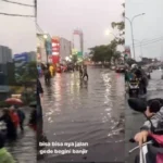 Nekat Terjang Banjir, Taksi Online Tenggelam Hanya Tinggal Atap di Jalan Bandung, Depok