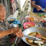 Nenek Kasini, Penjual Sosis Rp 500 yang Membuktikan Semangat Tiada Henti di Kudus