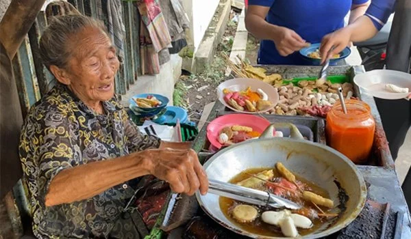 Nenek Kasini, Penjual Sosis Rp 500 yang Membuktikan Semangat Tiada Henti di Kudus