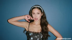 Olivia Rodrigo Rilis ‘Drop Dead’ dan Gaya Fashion Ikonik: Apa Arti Lagu Baru serta Tren Busana di Video Musiknya?