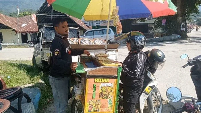 Penjual Rujak Cirebon Nabung Rp50 Ribu Sehari, Akhirnya Naik Haji: Kisah Inspiratif Seorang Ibu 62 Tahun