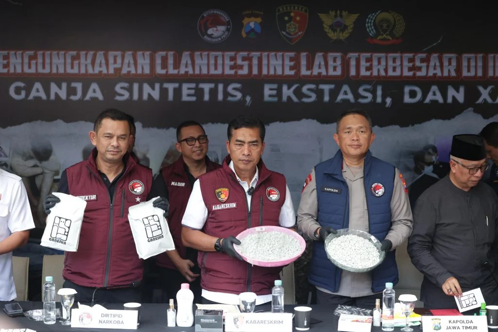 Polisi Gerekep Pabrik Ekstasi Produksi 1 Ton di Tengah Permukiman Padat Semarang, Tiga Tersangka Diamankan