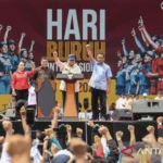 Prabowo Nyanyikan ‘Internationale’ Bersama 400.000 Buruh di Monas: Kejutan May Day 2026 yang Mengguncang Nasional!