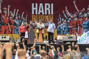 Prabowo Nyanyikan ‘Internationale’ Bersama 400.000 Buruh di Monas: Kejutan May Day 2026 yang Mengguncang Nasional!