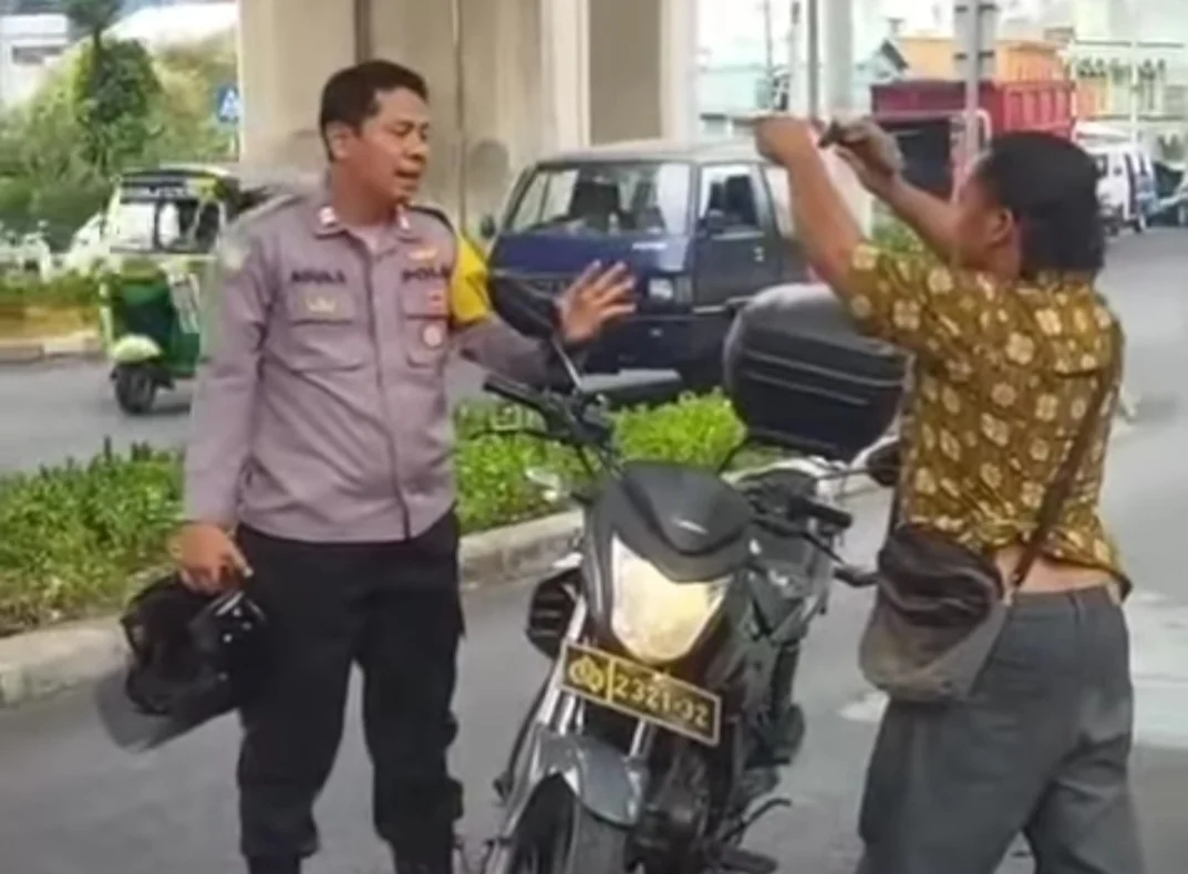 Pria di Maros Nekat Ancam Pengendara Pakai Sajak, Kejutan Menggemparkan Jalan Raya