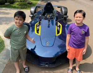 Raffi Ahmad Bawa Rafathar Jelajahi Jakarta dengan Mobil Antik: Momen Kebahagiaan Keluarga yang Menggoda Hati