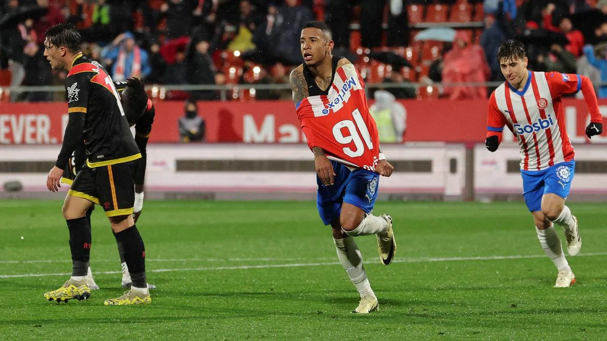 Rayo Vallecano Guncang Liga Konferensi: Menang Telak 3-0 atas AEK Athens, Akhomach Bersinar