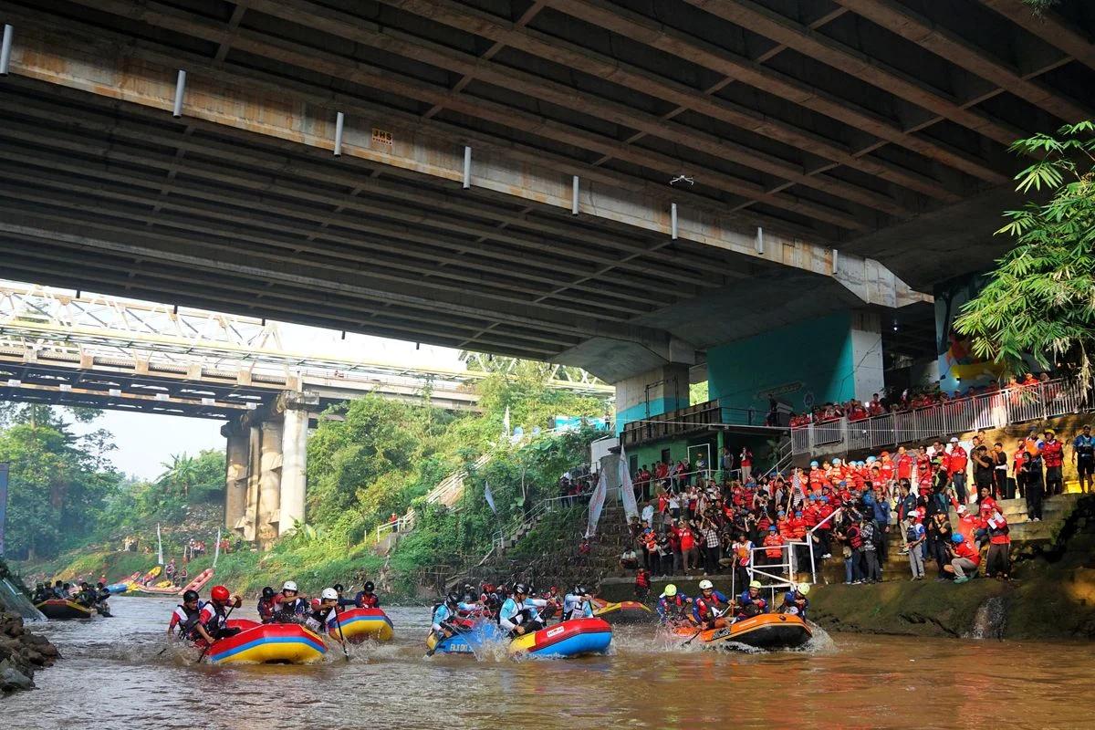 Ribuan Ikan Endemik Dilepas, Ciliwung Bogor Bersih dalam Festival Perahu Cilung 2025