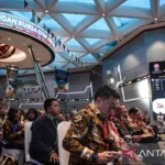 Rupiah Terjun Rp 17.300, IHSG Diproyeksi Melemah: Apa Skenario Pasar Jumat 24 April 2026?