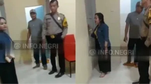 Skandal Gerebek Kamar Kos: Istri Polisi Tertangkap Bersama Oknum TNI, Suami Brimob Minta Maaf di Video Viral