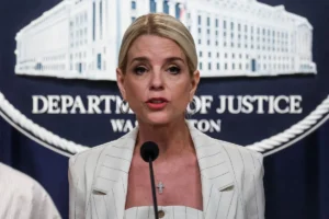 Skandal Pam Bondi: Dari Pengusiran di Gedung AG Hingga Kontroversi Dokumen Epstein yang Mengguncang DOJ