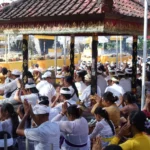 Soma Ribek di Bali: Jadwal Lengkap Upacara Piodalan & Layanan SIM Keliling Senin (6/4)