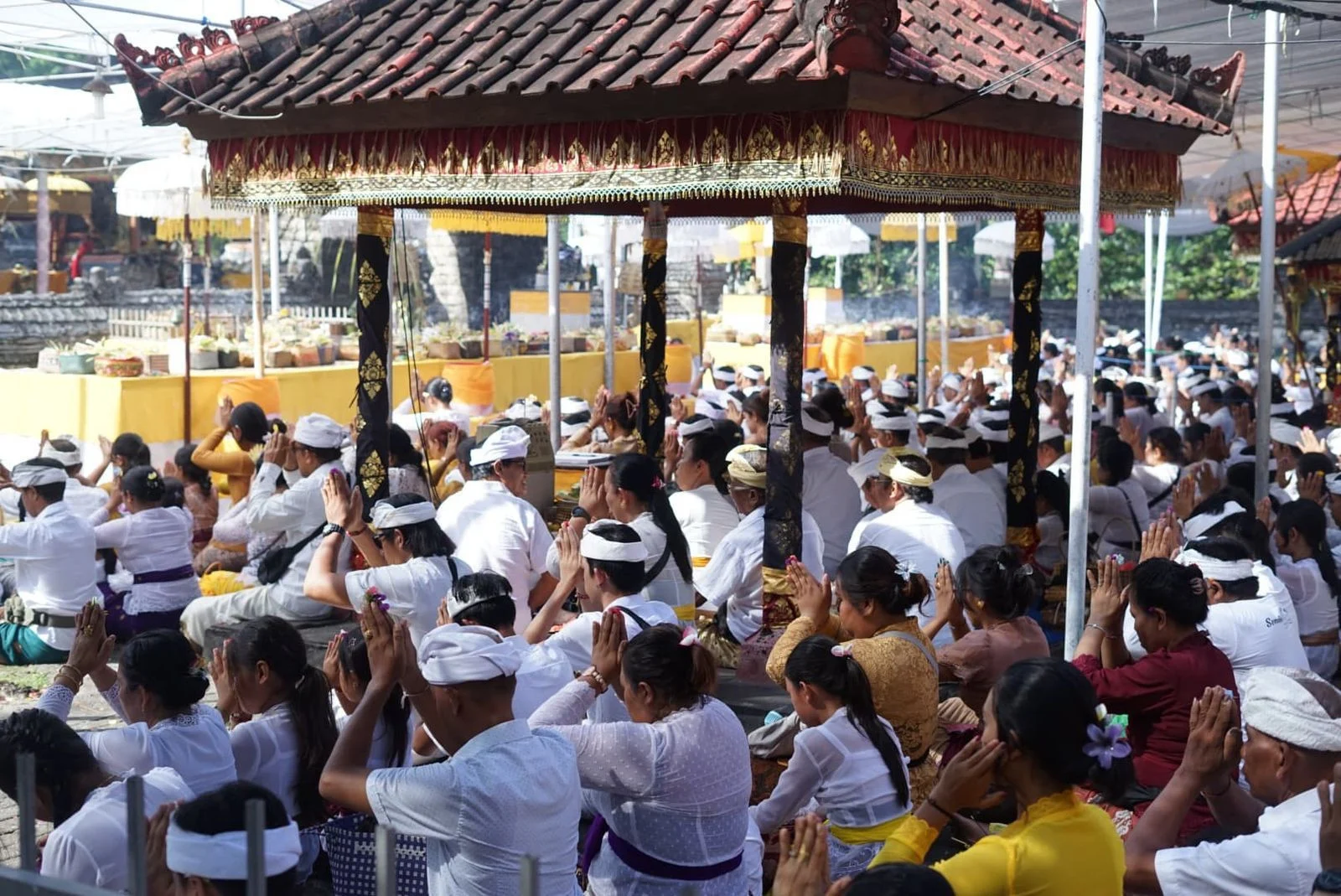 Soma Ribek di Bali: Jadwal Lengkap Upacara Piodalan & Layanan SIM Keliling Senin (6/4)