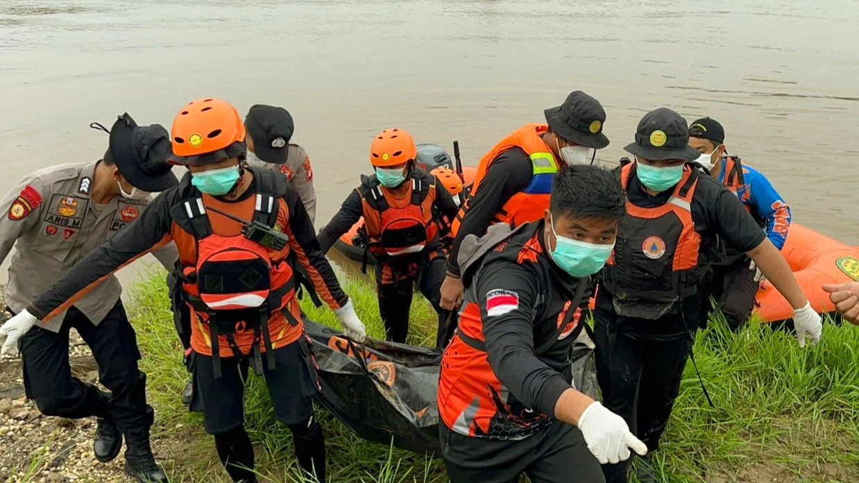 Tragedi Benturan Kapal di Sungai Barito: Polisi dan ABK Ditemukan Tak Bernyawa Setelah Pencarian Intensif