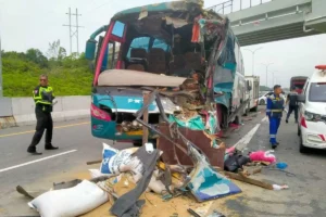 Tragedi Bus Pelangi Tabrak Sirion di Pekanbaru, Sopir Kabur: Satu Meninggal, Dua Luka