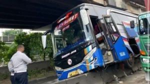 Tragedi di Jalan Yos Sudarso: Bus Pelangi Tabrak Sirion, Sopir Kabur, 1 Meninggal & 1 Luka Ringan