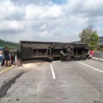 Truk Trailer Terguling di Tol Cipularang, Lalu Lintas Tersendat dan Evakuasi Memakan Waktu Lama