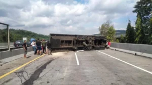 Truk Trailer Terguling di Tol Cipularang, Lalu Lintas Tersendat dan Evakuasi Memakan Waktu Lama
