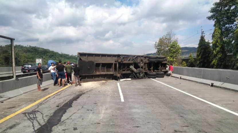 Truk Trailer Terguling di Tol Cipularang, Lalu Lintas Tersendat dan Evakuasi Memakan Waktu Lama