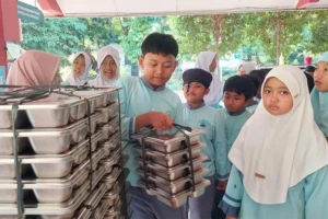 Uya Kuya Bantah Kepemilikan 750 Dapur MBG, Klaim Hoaks Rakyat Pecah di Senayan