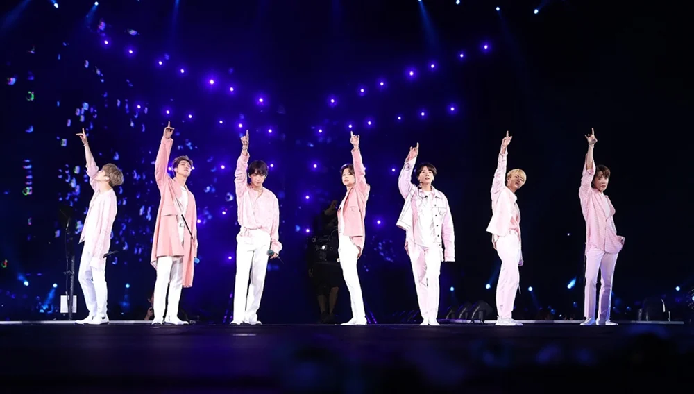 V BTS Bikin Histeria dengan Pose 'Domain Expansion' ala Gojo, Konser Arirang di Tokyo Jadi Sorotan Dunia