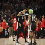 Victor Wembanyama Bawa Spurs Menaklukkan Trail Blazers: Dominasi Historis di Game 5 Playoff