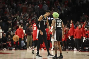 Victor Wembanyama Bawa Spurs Menaklukkan Trail Blazers: Dominasi Historis di Game 5 Playoff