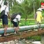 Video Siswa Medan Menyeberang Sungai Deli di Atas Pipa Air Jadi Sensasi Internet