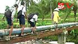 Video Siswa Medan Menyeberang Sungai Deli di Atas Pipa Air Jadi Sensasi Internet