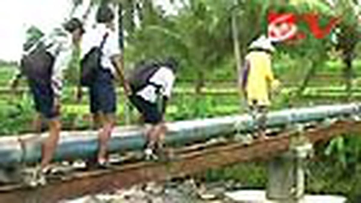 Video Siswa Medan Menyeberang Sungai Deli di Atas Pipa Air Jadi Sensasi Internet