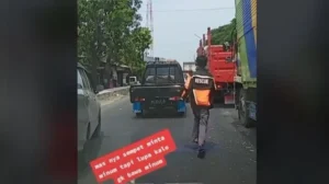 Video Viral Ambulans Lari Membelah Macet di Tebet, Polisi Diam di Mobil Dinas: Apa yang Sebenarnya Terjadi?