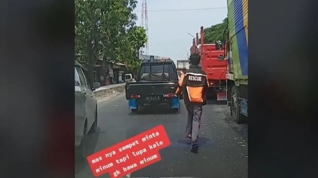 Video Viral Ambulans Lari Membelah Macet di Tebet, Polisi Diam di Mobil Dinas: Apa yang Sebenarnya Terjadi?