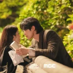 10 Potret Mengungkap Kedekatan IU dan Byeon Woo Seok di Balik Layar Perfect Crown