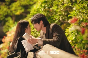10 Potret Mengungkap Kedekatan IU dan Byeon Woo Seok di Balik Layar Perfect Crown