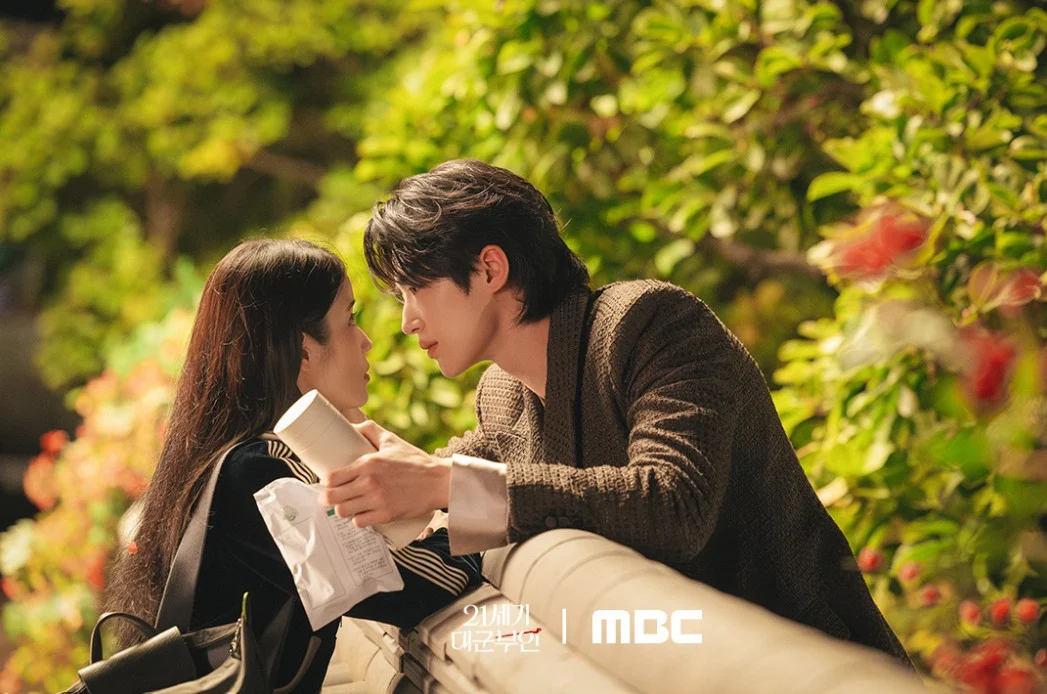 10 Potret Mengungkap Kedekatan IU dan Byeon Woo Seok di Balik Layar Perfect Crown