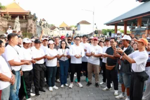 Bersama Majukan LPD, Wawali Arya Wibawa Lepas Jalan Sehat HUT Ke-35 LPD Desa Adat Kesiman