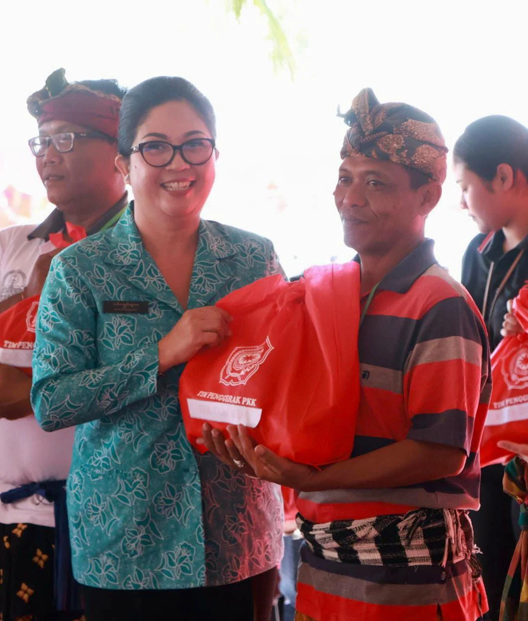 Bunda Rai Hadiri Pasar Rakyat PKK di Klungkung, Dorong UMKM dan Kepedulian Sosial Masyarakat