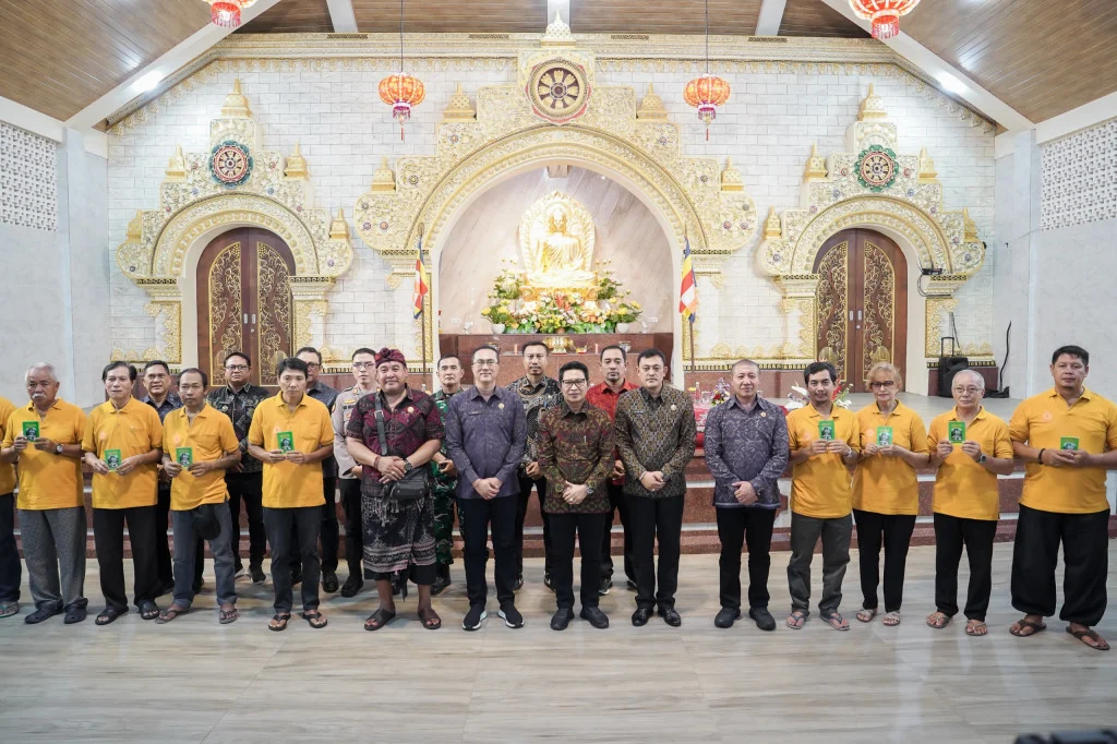 Bupati dan Wabup Badung Salurkan Bansos Hari Raya Waisak untuk Umat Buddha