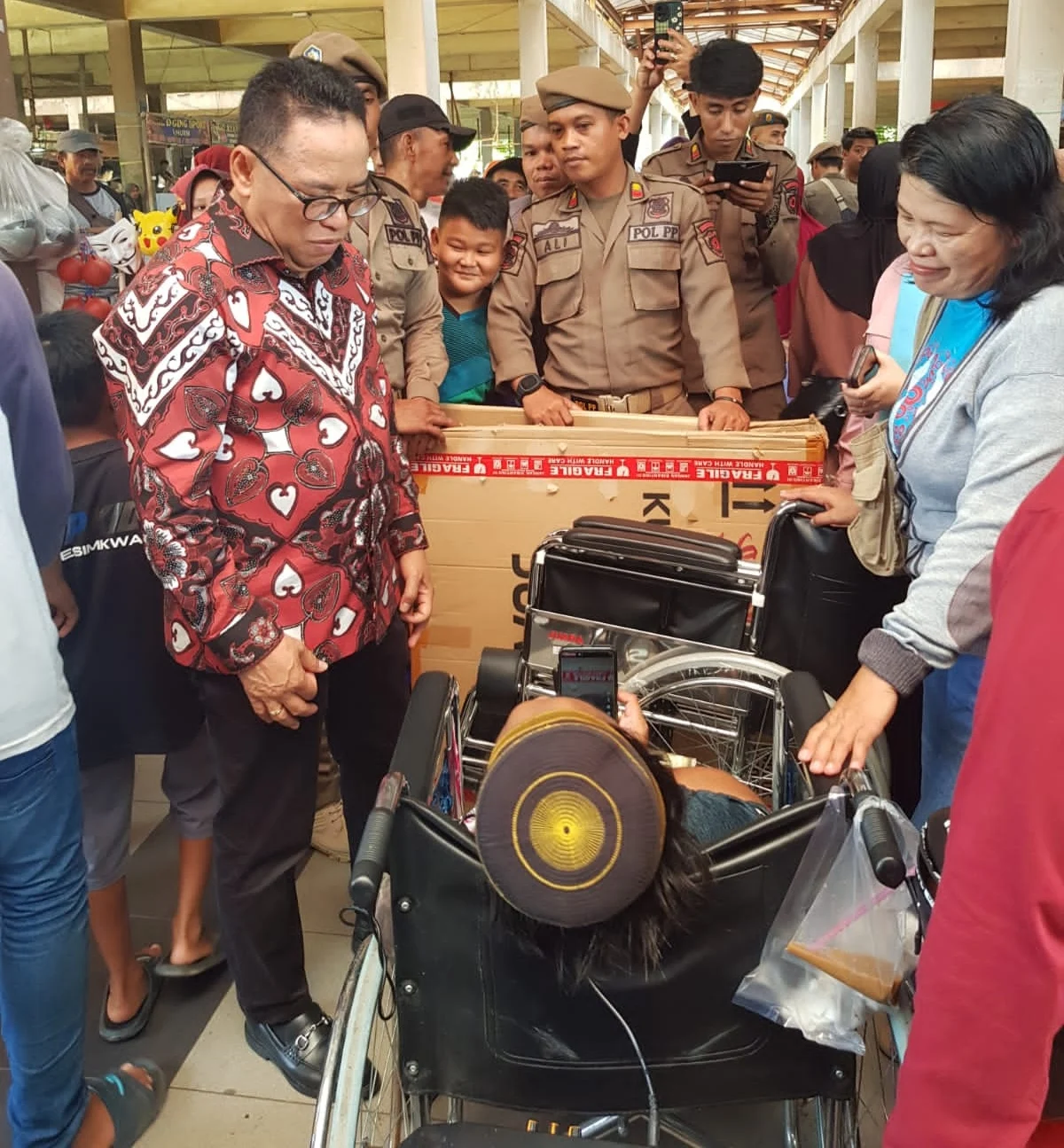 Bupati Klungkung Berikan Bantuan Kursi Roda untuk Warga Kampung Lebah