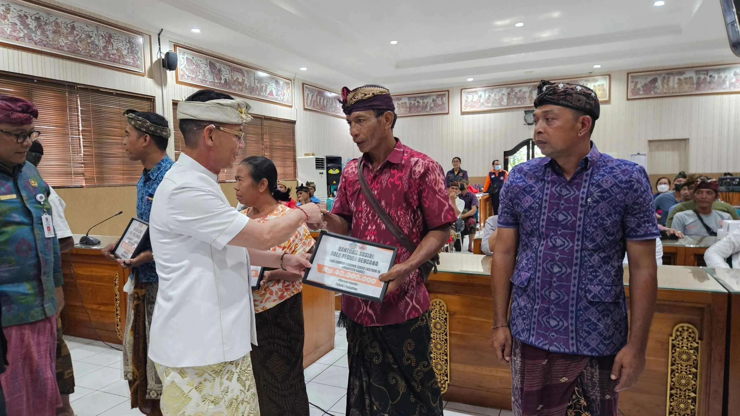 Bupati Satria Serahkan Bantuan Kurban Presiden, Warga Muslim Klungkung Sambut Hangat