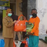 Bupati Serahkan Paket Sembako Kepada Petugas Kebersihan, Wujud Apresiasi Berjibaku Atasi Sampah