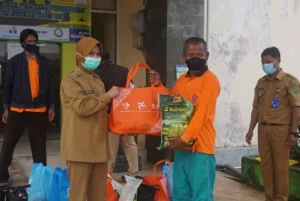 Bupati Serahkan Paket Sembako Kepada Petugas Kebersihan, Wujud Apresiasi Berjibaku Atasi Sampah