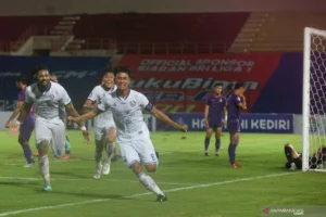 Drama 5 Gol di Derby Jatim: Persik Kediri Menaklukkan Arema FC dengan Skor Tipis 3-2