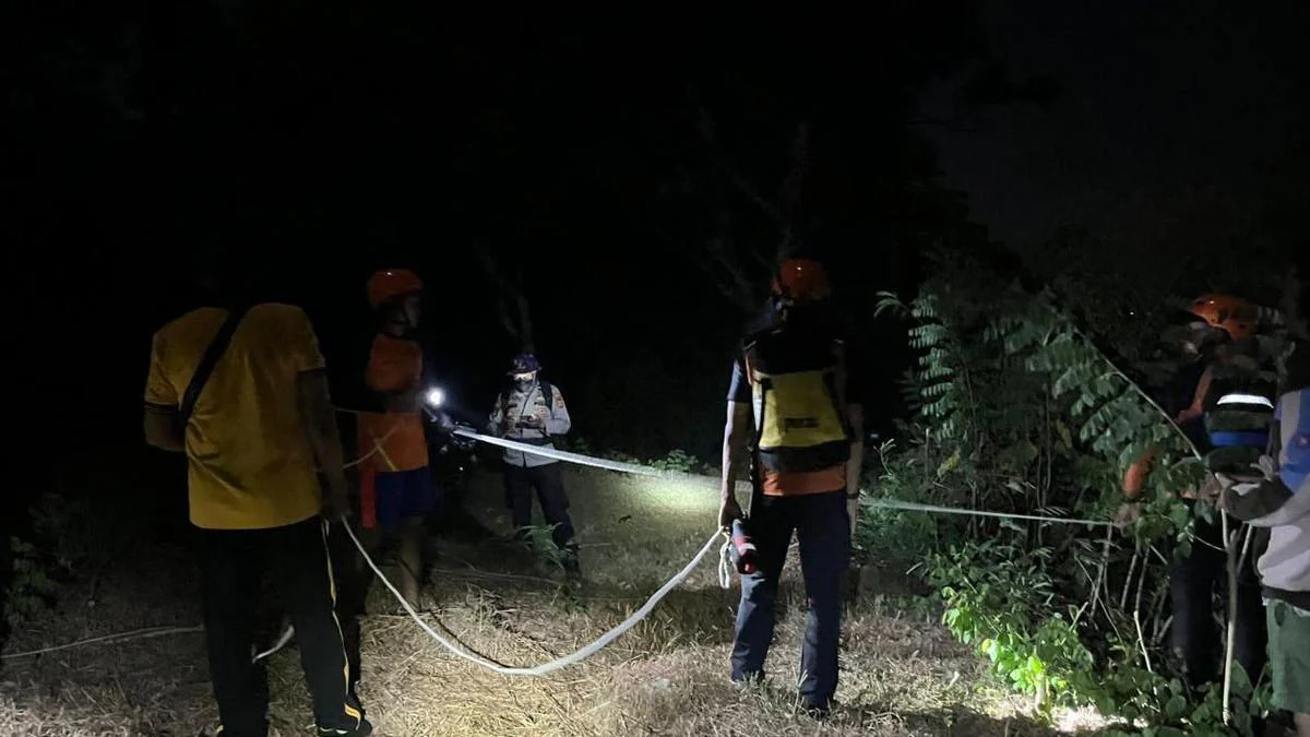 Dua WNA Rusia Terjebak Air Laut Pasang di Pantai Padang-Padang