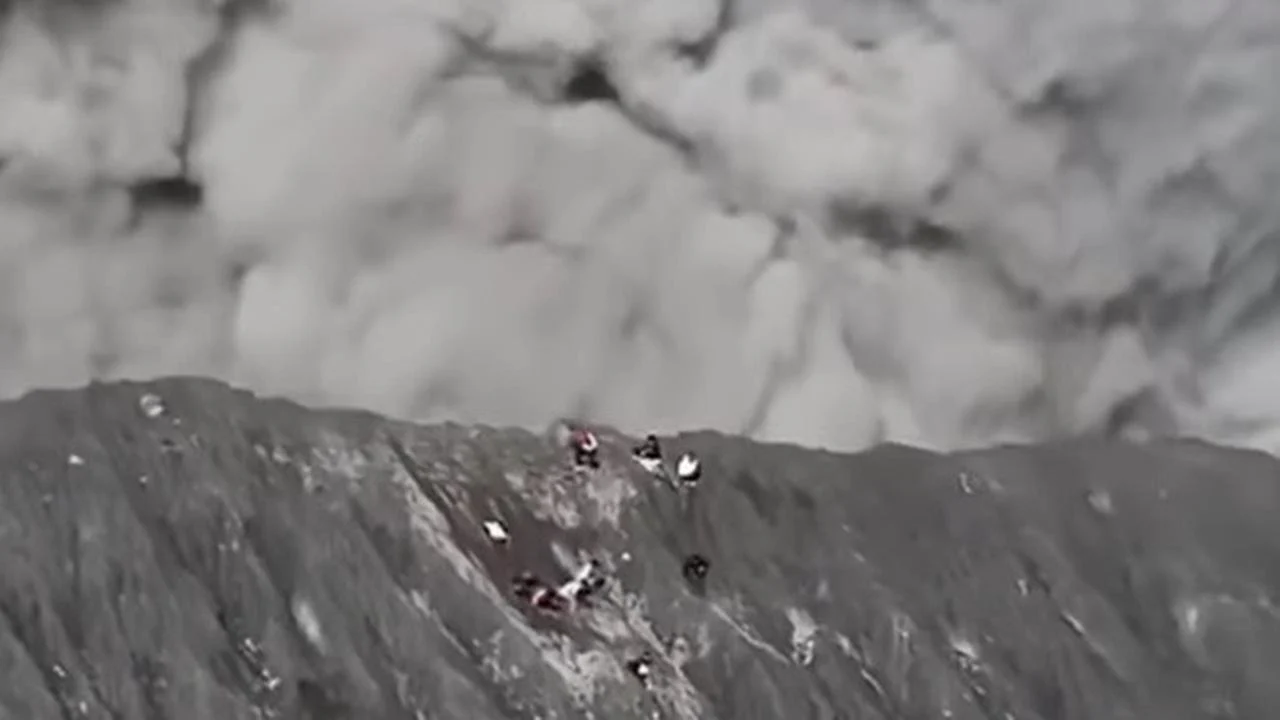 Gunung Dukono Meletus Hebat: 3 Pendaki Tewas, Ratus Relawan Berlomba Selamatkan Nyawa di Tengah Awan Abu 10 Km