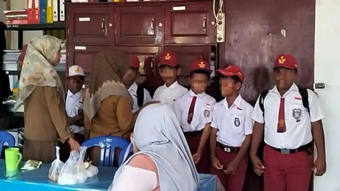 Guru Hukum 5 Murid SD Makan Tanah Lumpur, Orang Tua Mengamuk di Taliabu