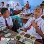 Guru SD Bobong Taliabu Hukum Siswa Makan Tanah Lumpur, Orangtua Mengamuk hingga Damai