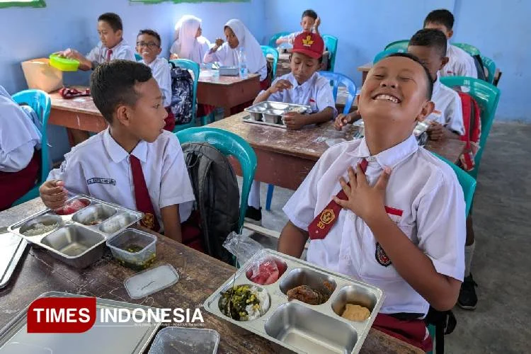 Guru SD Bobong Taliabu Hukum Siswa Makan Tanah Lumpur, Orangtua Mengamuk hingga Damai
