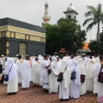 Harapan Mengalir di Asrama Haji Surabaya: Perpisahan Haru Calon Jamaah dan Persiapan Layanan Khusus di Masjidil Haram